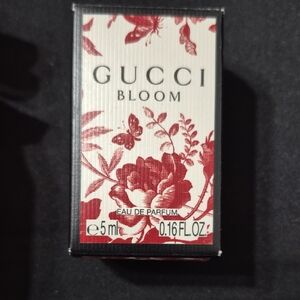 Gucci Bloom Eau de Parfum with Red Floral Design